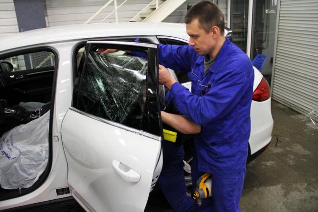 Удаление тонировки с стекла авто Удаление тонировки с стекла авто
