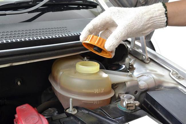 Уровень антифриза в расширительном бачке Уровень антифриза в расширительном бачке