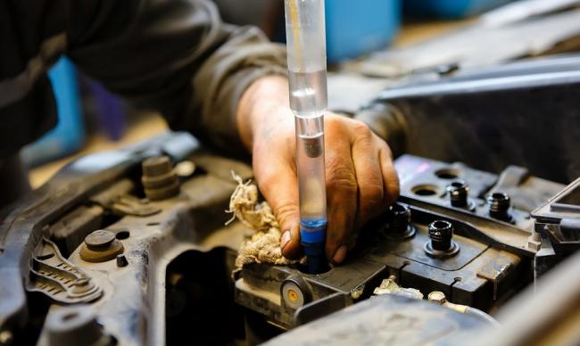 Замеряем уровень электролита в АКБ авто Уровень электролита в АКБ авто