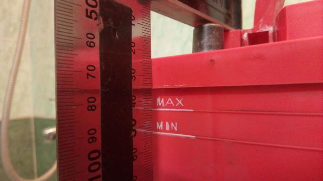 Уровень электролита в аккумуляторе Уровень электролита в аккумуляторе