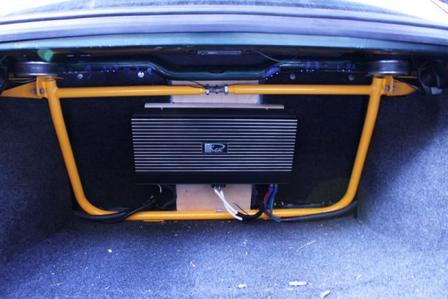 Усилитель в багажнике Усилитель в багажнике