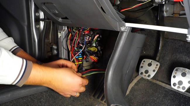 Установка подсветки ног в машине Установка подсветки ног в машине