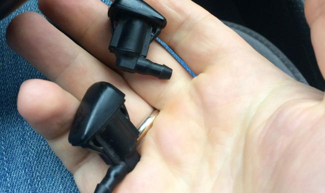 Устройство веерной форсунки омывателя Устройство веерной форсунки омывателя