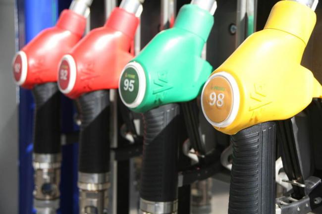 Различные виды топлива на АЗС Пистолеты