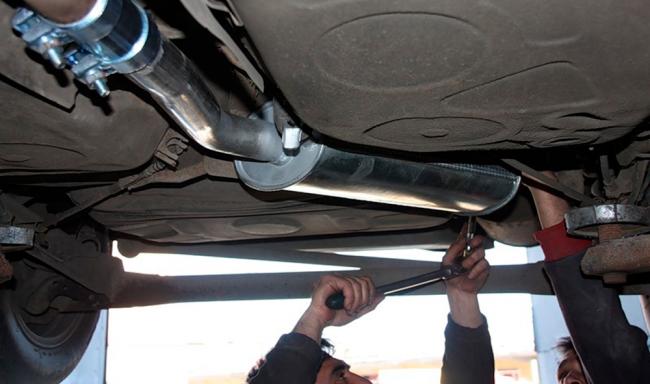 Визуальный осмотр состояния глушителя Визуальный осмотр глушителя