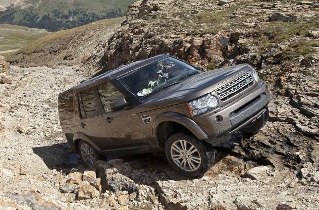 Автомобиль едет по бездорожью Внедорожник едет по горной местности