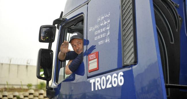 Мужчина в кабине фуры Мужчина в кабине фуры