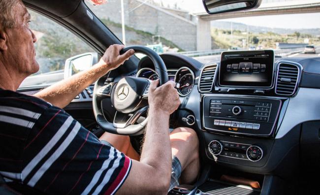 Водитель за рулем машины Водитель за рулем машины