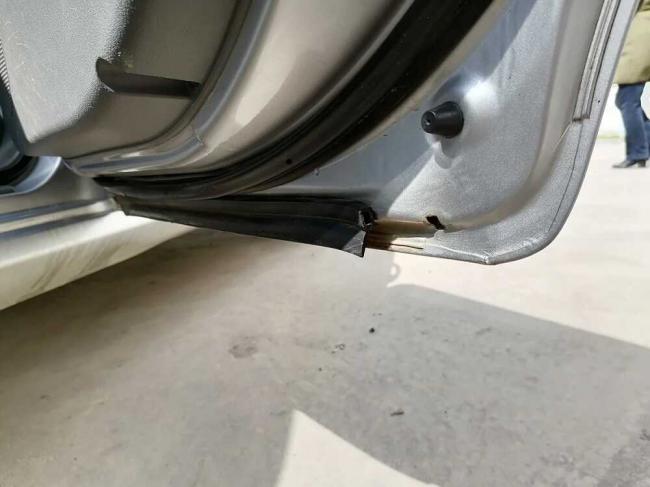 Дренаж в нижней части двери автомобиля Водоотвод в дверце автомобиля