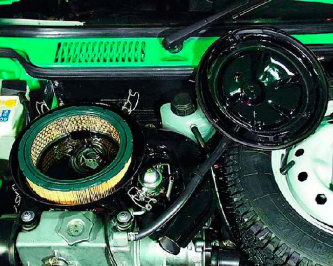 Воздушный фильтр со снятой крышкой автомобиля ВАЗ 11113 Ока Воздушный фильтр ВАЗ 11113 Ока