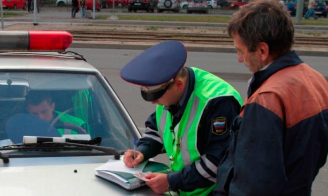 Выписывание штрафа водителю сотрудником ГИБДД Штраф ГИБДД