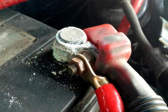 Очистка окислившихся клемм аккумулятора Окисление клемм аккумулятора
