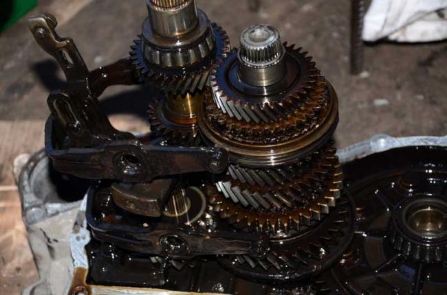 Заклинивание коробки передач автомобиля Заклинившая коробка передач