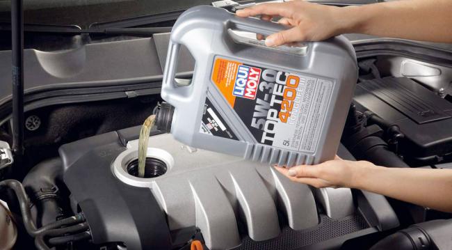 Заливаем масло в двигатель Заливаем масло в двигатель