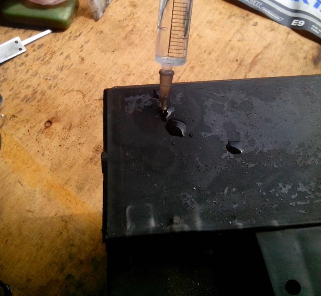 Заливаем воду Заливаем воду в аккумулятор