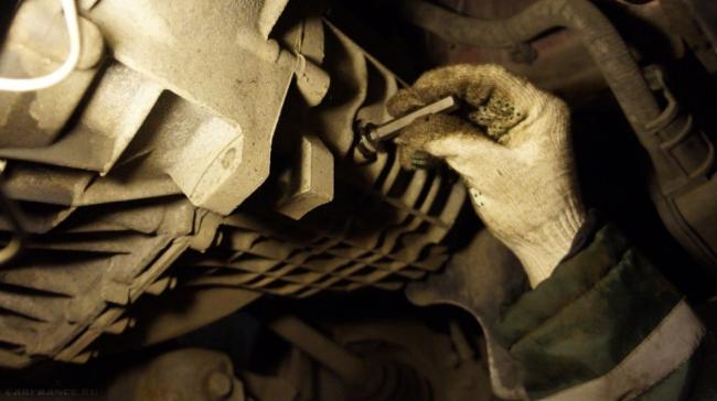 Проверка уровня масла в МКПП Заливная пробка