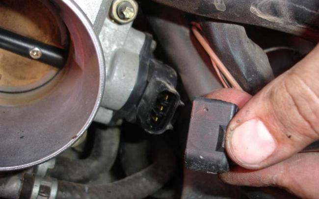 Демонтаж и установка датчика положения коленчатового вала Замена ДПКВ