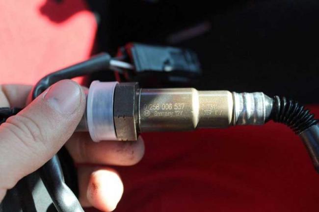 Проверка и замена кислородного датчика Замена кислородного датчика