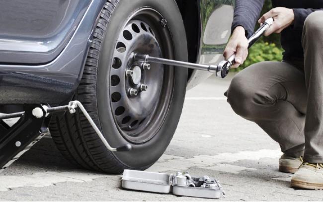 Замена колеса автомобиля Замена колеса автомобиля