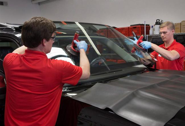 Замена лобового стекла автомобиля в СТО Замена стекла автомобиля