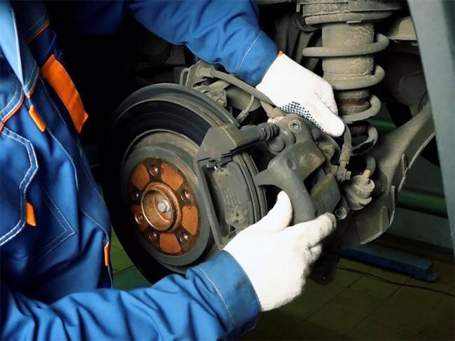 Замена передних тормозных колодок Замена передних тормозных колодок