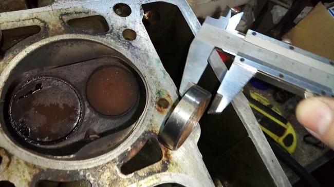 Мастер меняет старые седла клапанов Замена сёдел клапанов у двигателя