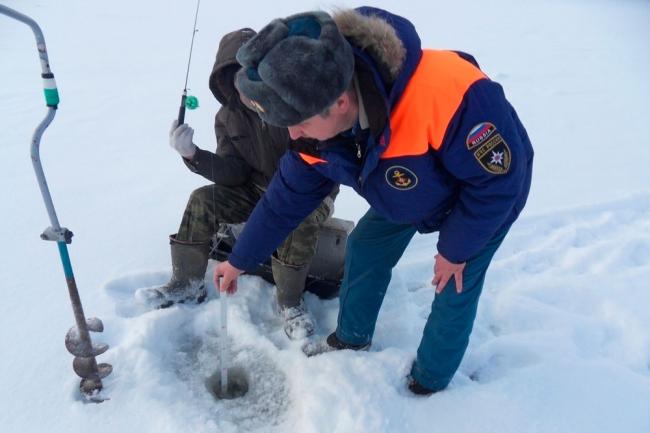 Замер толщины льда с помощь лунки Замер толщины льда