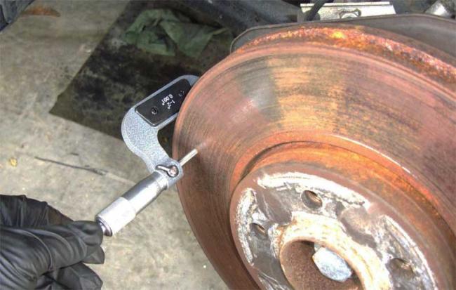 Измерение толщины тормозного диска автомобиля Замер толщины тормозного диска