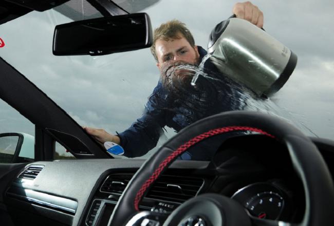 Поливаем теплой водой замерзшие стекла Замерзли стекла в машине