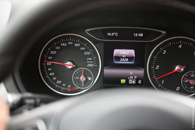 Приборная панель показывает полный бак Приборная панель