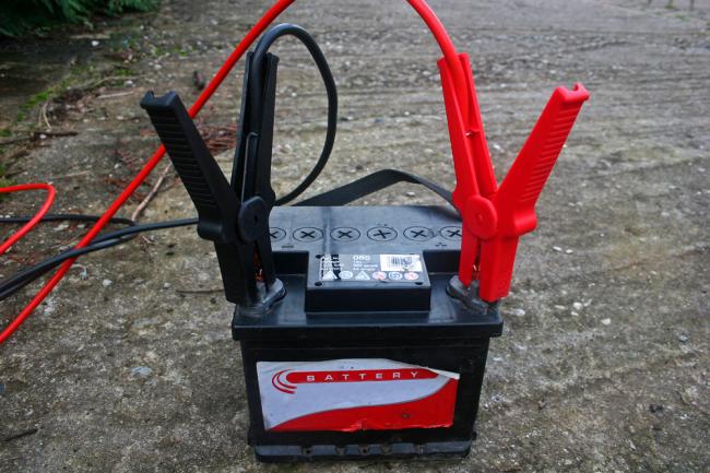 Зарядка необслуживаемого аккумулятора автомобиля Заряд аккумулятора