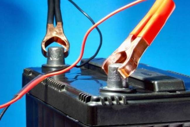 Заряжать автомобильный аккумулятор Заряжать автомобильный аккумулятор