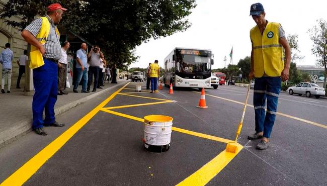 Желтая разметка на дороге