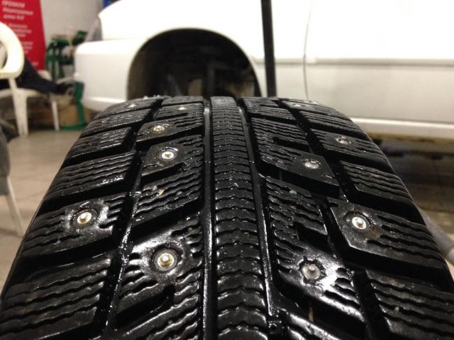 Зимняя шина с шипами Зимняя шина с шипами