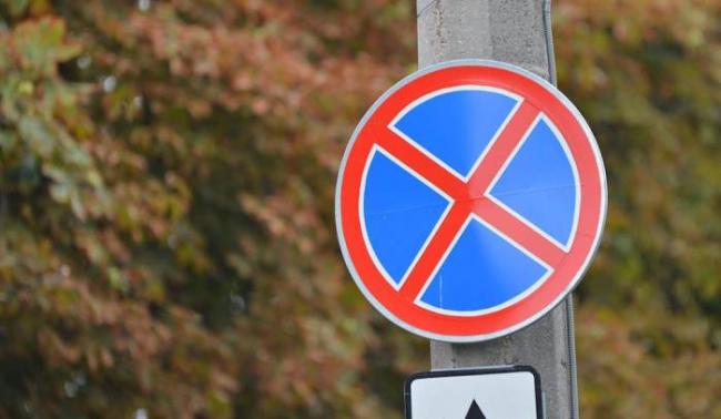 Дорожный знак 3.27 «Остановка запрещена»: действие, штрафы, исключения Знак 3.27 «Остановка запрещена»