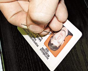 Как и зачем сотрудники ГАИ ставят метки на права