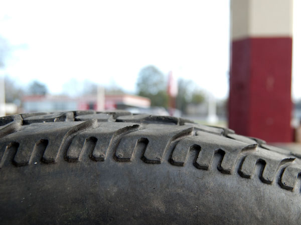 Передняя кромка протектора сильно изношена