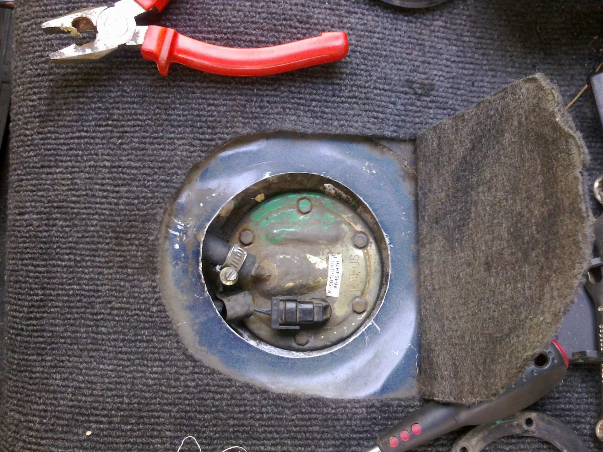 kak snyat datchik urovny toplivaa