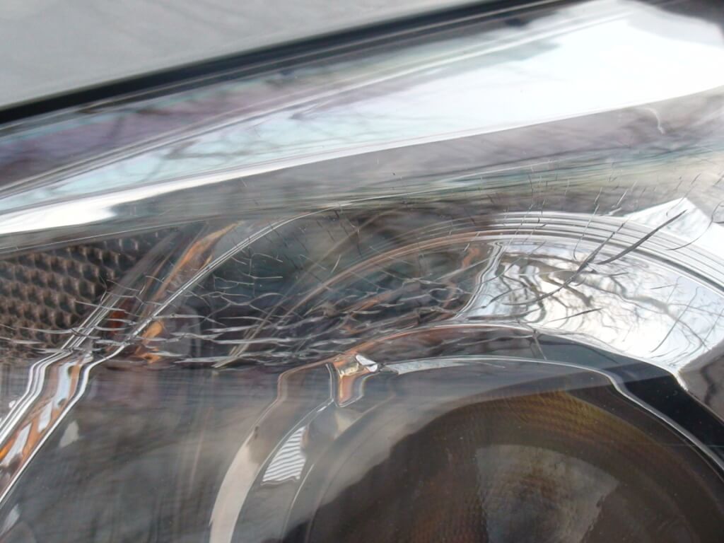 Трещина на фаре