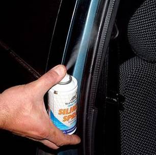 смазать двери, чтобы не примерзали