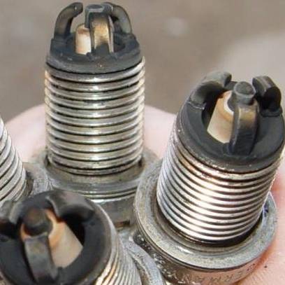 Почему возникает нагар на электродах свечей зажигания