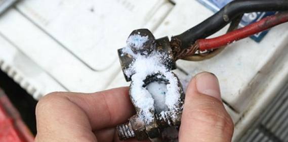 Как удалить белый налет с акб