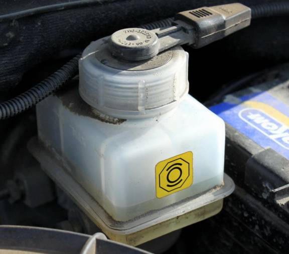 горит индикатор тормозов