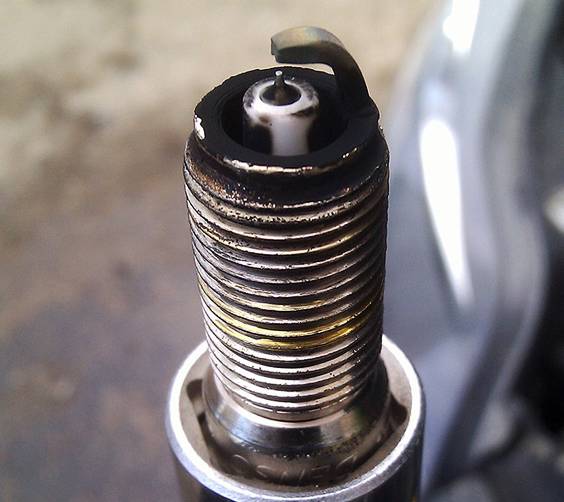 Когда требуется регулировка зазора на свече зажигания