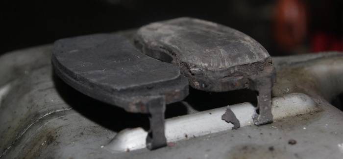 Как определить по внешним признакам износ тормозных колодок