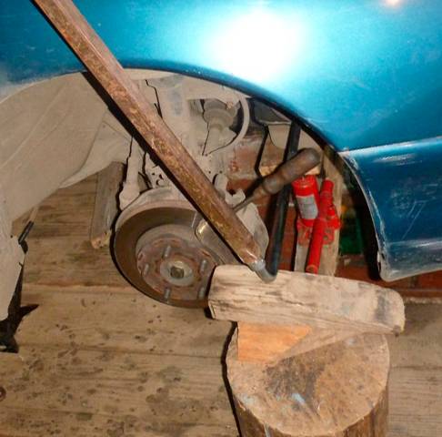 Снять болт шкива коленвала