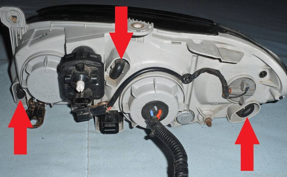 Вентиляционные отверстия фары