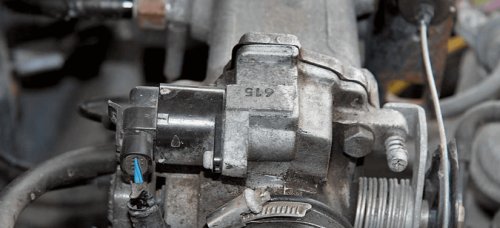 mashinu dergaet na malih oborotah