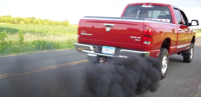 Черный дым из выхлопной трубы
