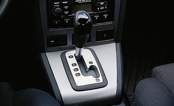 mashinu dergaet na malih oborotah